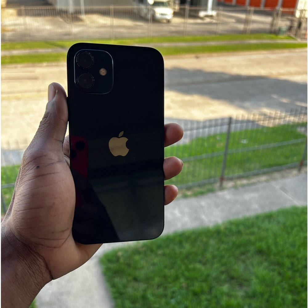 iphone 12 comes with box unlocked / t-mobile